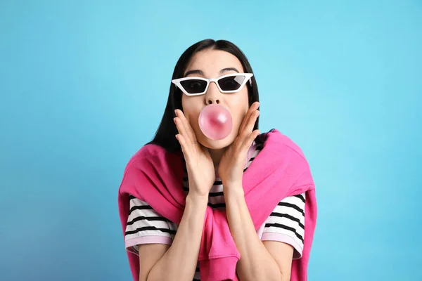 Modieuze Jonge Vrouw Blazen Bubblegum Lichtblauwe Achtergrond — Stockfoto