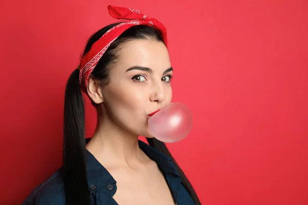 Módní Mladá Žena Pin Outfit Foukání Bubblegum Červeném Pozadí Prostor — Stock fotografie