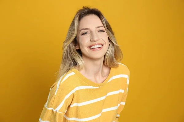 Retrato Jovem Feliz Com Belo Cabelo Loiro Sorriso Encantador Fundo — Fotografia de Stock