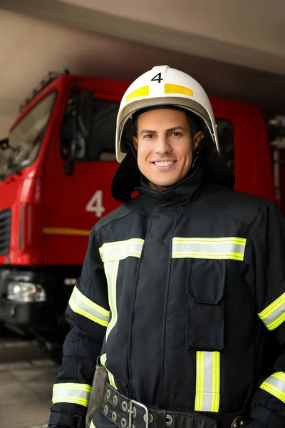 Portrait Pompier Uniforme Casque Près Camion Pompiers Station — Photo