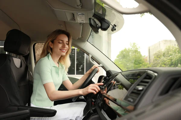 Młoda Kobieta Korzystająca Systemu Nawigacyjnego Podczas Prowadzenia Samochodu — Zdjęcie stockowe