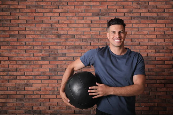 Homem Atlético Com Bola Remédio Perto Parede Tijolo Vermelho — Fotografia de Stock