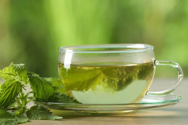 Glasschale Mit Aromatischem Brennnesseltee Und Grünen Blättern Auf Dem Tisch — Stockfoto