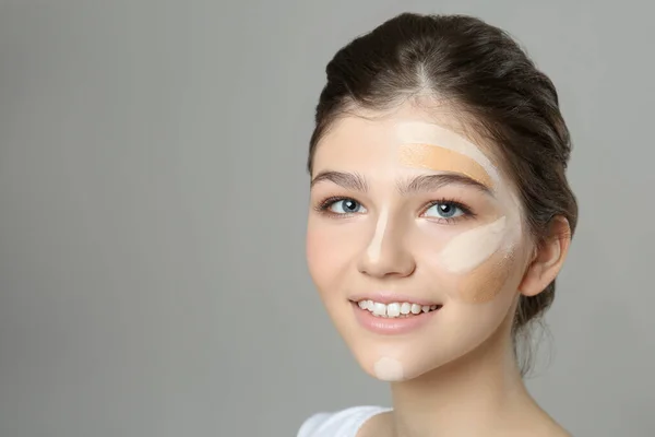 Mooi Meisje Grijze Achtergrond Gebruik Van Concealers Foundation Voor Gezichtscontouren — Stockfoto