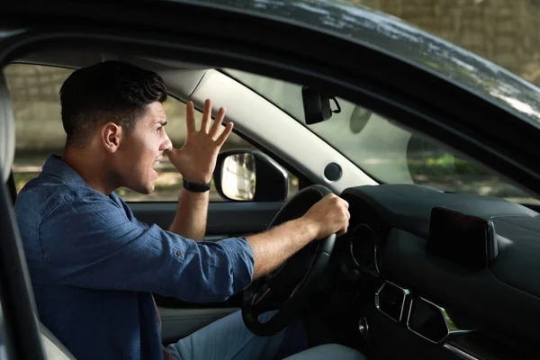 Hombre Estresado Asiento Del Conductor Del Coche Moderno —  Fotos de Stock