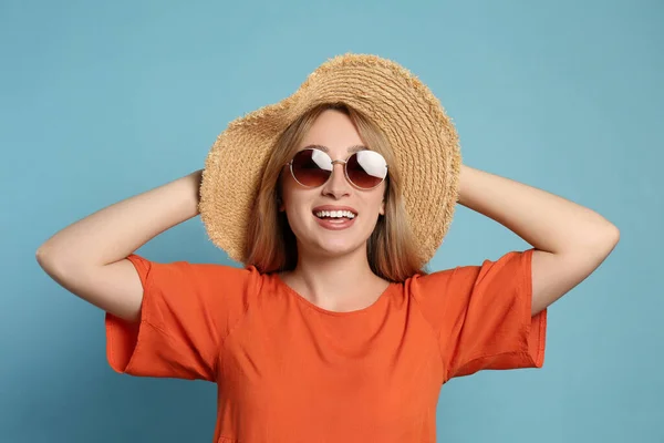 Mulher Bonita Usando Chapéu Palha Óculos Sol Fundo Azul Claro — Fotografia de Stock