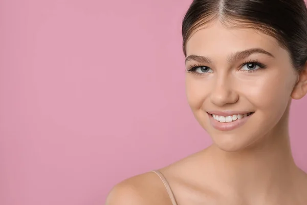 Chica Bonita Sobre Fondo Rosa Espacio Para Texto Hermosa Cara — Foto de Stock