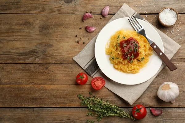 Abóbora Espaguete Saborosa Com Molho Tomate Tomilho Servido Mesa Madeira — Fotografia de Stock