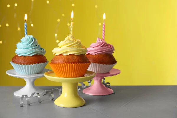Deliziosi Cupcake Compleanno Con Candele Sul Tavolo Bianco Contro Luci — Foto Stock