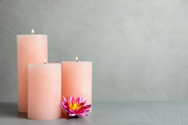 Brennende Kerzen Und Lotusblumen Auf Einem Hellgrauen Steintisch Raum Für — Stockfoto
