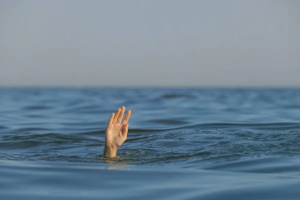Вмираюча Жінка Добирається Допомогу Море — стокове фото