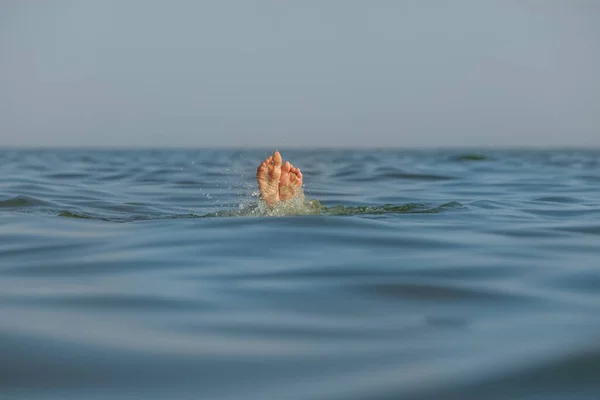 Nohy Topící Ženy Trčící Moře — Stock fotografie