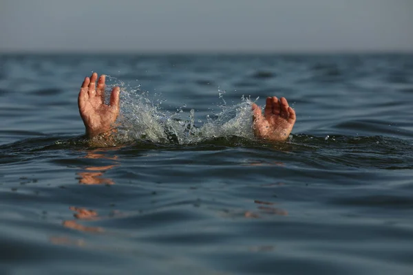 Verdrinkende Man Reikt Naar Hulp Zee — Stockfoto