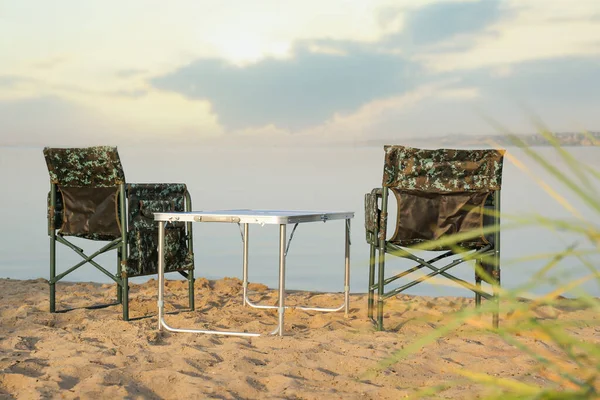 Camouflage Visstoelen Tafel Zandstrand Bij Rivier — Stockfoto