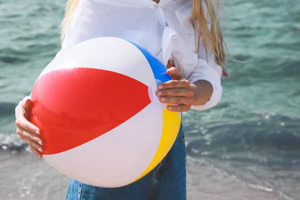 Mulher Nova Com Bola Inflável Praia Perto Mar Dia Ensolarado — Fotografia de Stock