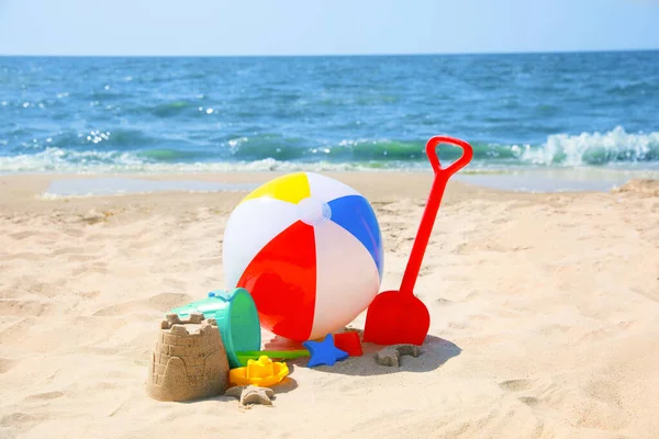 Farklı Kum Oyuncakları Deniz Kenarında Plaj Topu — Stok fotoğraf