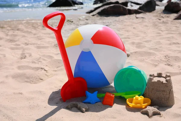 Verschiedene Sandspielzeuge Und Beachball Meeresnähe — Stockfoto