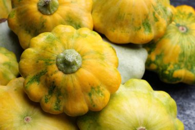 Masada taze olgun kabaklar, yakın plan.