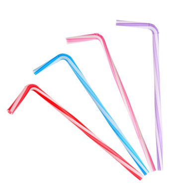 Beyaz arkaplandaki içecekler için farklı pipetlerle ayarlayın