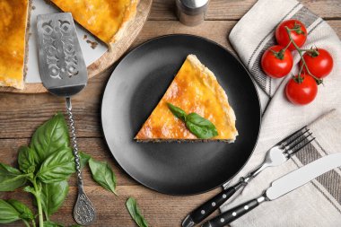 Tahta masada kıymalı lezzetli bir turta var.