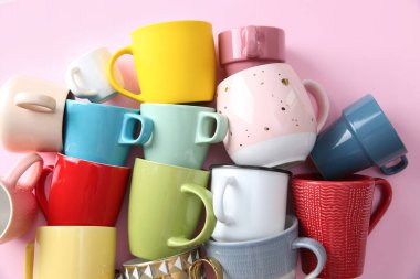 Pembe arka planda pek çok farklı kupa, düz yatış. Çeşitlilik kavramı