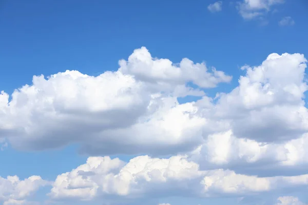 青空に浮かぶ白いふわふわの雲 — ストック写真