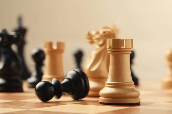 Chessboard Med Spelpjäser Beige Bakgrund Närbild — Stockfoto