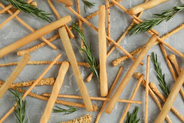 Heerlijke Grissini Stokjes Rozemarijn Grijze Marmeren Tafel Plat Gelegd — Stockfoto