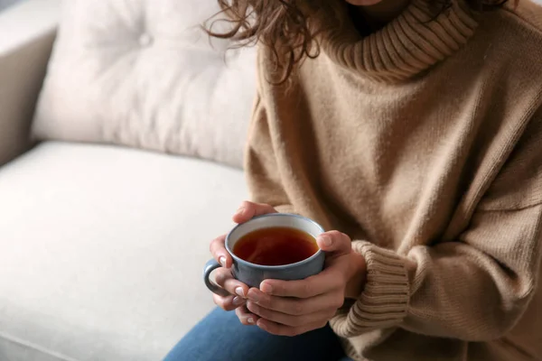 在室内喝一杯热茶的女人 舒适的家庭氛围 — 图库照片