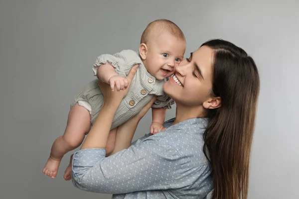 Bella Madre Con Suo Bambino Carino Sfondo Grigio — Foto Stock
