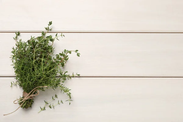 Ein Bündel Aromatischer Thymian Auf Weißem Holztisch Von Oben Betrachtet — Stockfoto