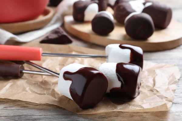 Délicieux Guimauves Recouvertes Chocolat Sur Table Bois Gros Plan — Photo