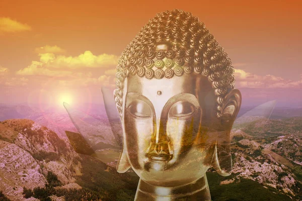 Scultura Buddha Dorato Bellissimo Paesaggio Montano Tramonto — Foto Stock