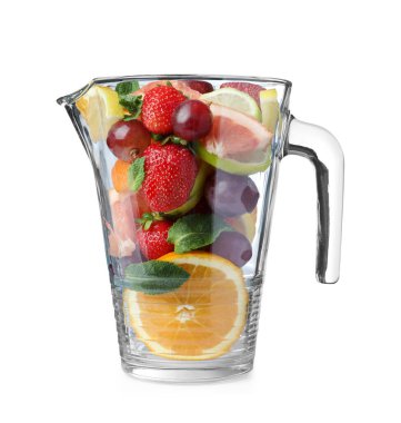 Farklı bir bütüne sahip cam sürahi ve beyaz arkaplanda meyve kesme