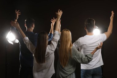 Tiyatroda prova sırasında senaryolarını okuyan profesyonel aktörler.
