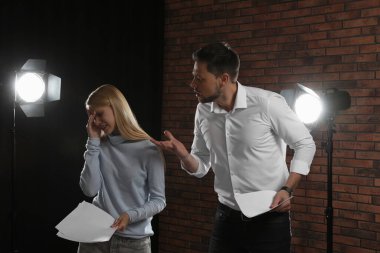 Profesyonel oyuncular tiyatroda sahnede prova yapıyorlar.