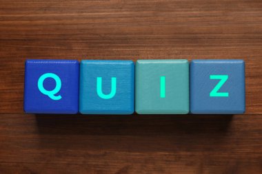 Tahta masada kelime sınavı yazılı mavi küpler, düz yatıyordu.