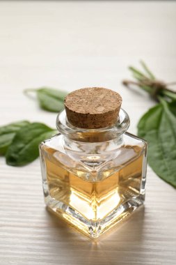 Hafif ahşap masa üzerinde geniş yapraklı muz yağı.