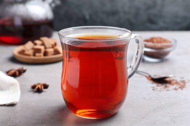 Gri masada taze demlenmiş rooibos çayı.