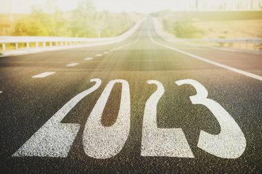 Yeni yıla yeni vizyon ve fikirlerle başla. Asfalt yolda 2023 sayı
