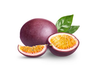 Lezzetli olgun tutku meyveleri ve beyaz arka planda yeşil yapraklar.