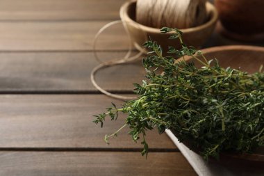 Ahşap masadaki aromatik kekik sürüsü, yakın plan. Metin için boşluk