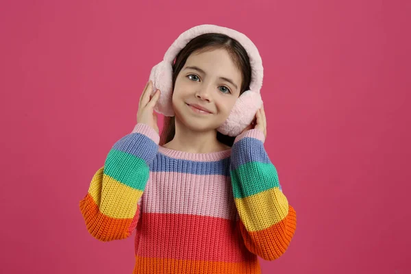 Cute Little Girl Noszenie Stylowe Nauszniki Różowym Tle — Zdjęcie stockowe