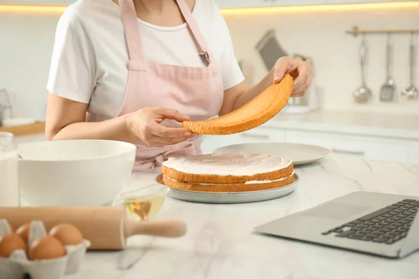 Mujer Haciendo Pastel Mientras Curso Cocina Línea Través Ordenador Portátil — Foto de Stock