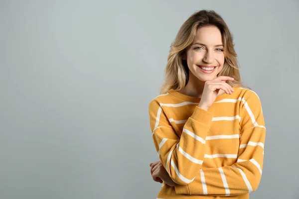 Retrato Mujer Joven Feliz Con Hermoso Cabello Rubio Sonrisa Encantadora — Foto de Stock