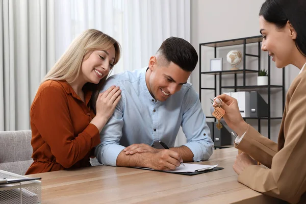 Real Estate Agent Giving House Key Couple Table Office — Stock Photo, Image