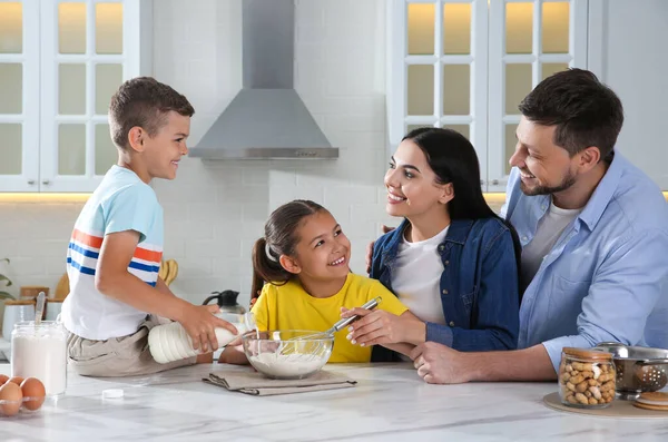 Glad Familjerätt Tillsammans Vid Bordet Köket Antagande — Stockfoto