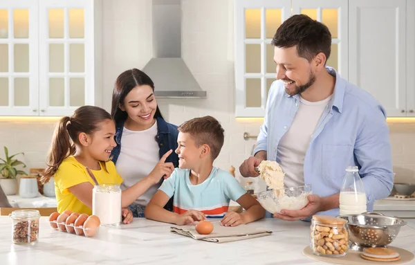 Família Feliz Cozinhar Juntos Mesa Cozinha Conceito Adoção — Fotografia de Stock