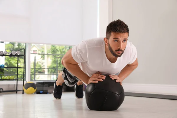 Homem Atlético Fazendo Flexões Com Bola Medicina Ginásio Moderno — Fotografia de Stock