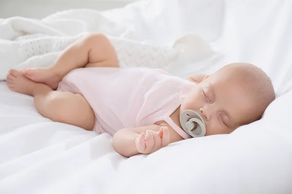Cute Little Baby Smoczka Śpi Łóżku — Zdjęcie stockowe